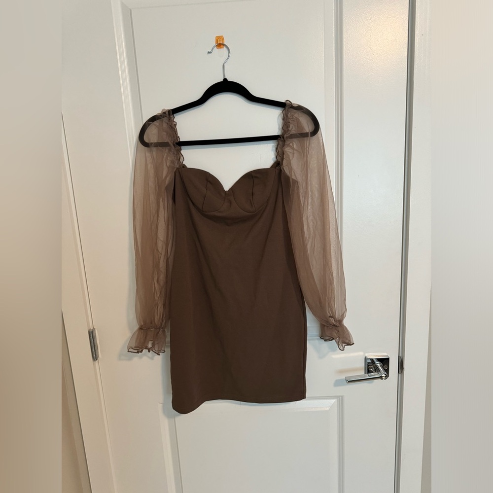 BROWN DRESS WITH PUFFY SLEEVES